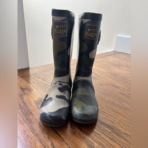 Mini Boden camouflage rain boots